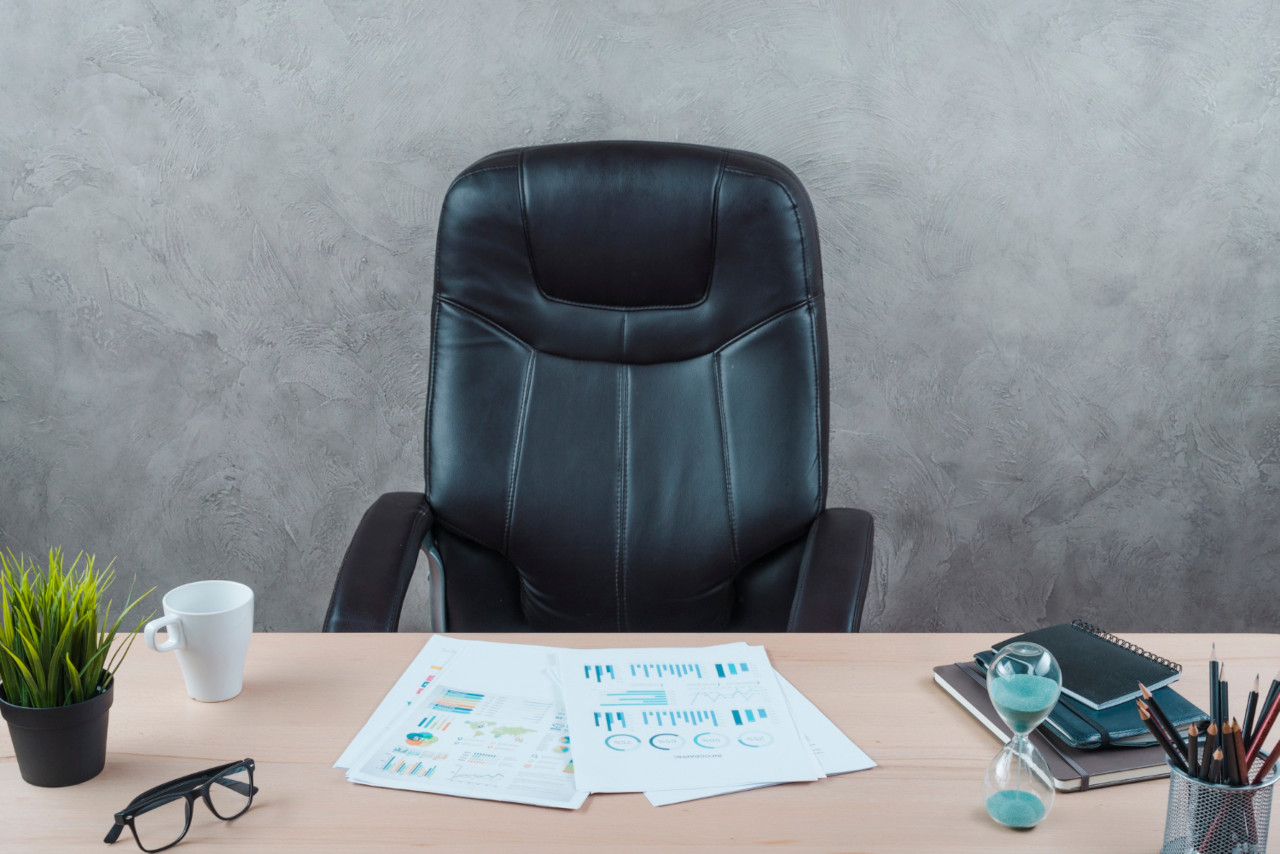 Minimalizm w przestrzeni biurowej: Jak proste i funkcjonalne meble przyczyniają się do wydajności pracy